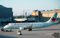 Air Canada - Embraer ERJ-175SU - C-FEKH - FIN 381 (Transféré chez Air Canada Express - Jazz Aviation)